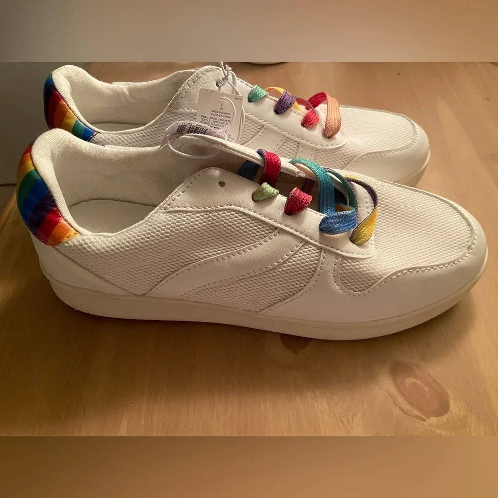 NWT Old Navy White with Rainbow accent sneakers Sz 8 Women’s Tennis Shoes